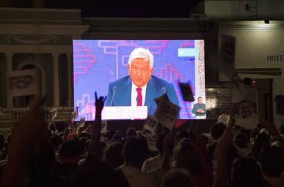 Asistentes a la Plaza de la Mejorada, en el centro histórico de Mérida observan el trecer debate.