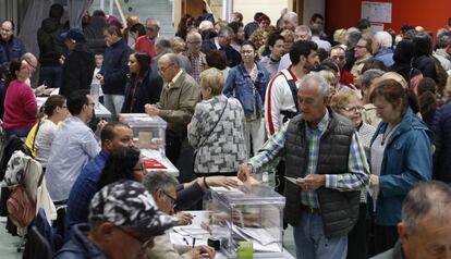 Votantes, en un colegio electoral de Terrassa.