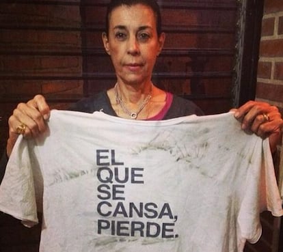 Antonieta Mendoza de L&oacute;pez, madre de Leopoldo L&oacute;pez, con la camiseta que llevaba el opositor venezolano antes de entregarse a la polic&iacute;a.