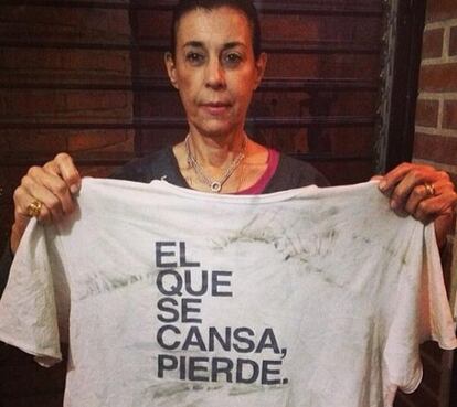 Antonieta Mendoza de López, mãe de Leopoldo López, com a camiseta que o opositor venezuelano usava antes de se entregar à polícia.