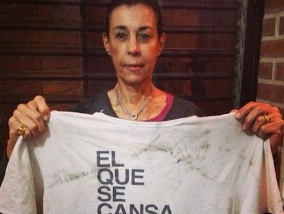 Antonieta Mendoza de López, mãe de Leopoldo López, com a camiseta que o opositor venezuelano usava antes de se entregar à polícia.