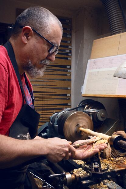 Pablo Carpintero trabaja en su taller.