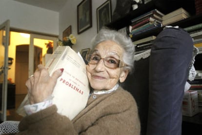 La profesora Carmen de Michelena, alumna de la Institución Libre de Enseñanza, en su domicilio.