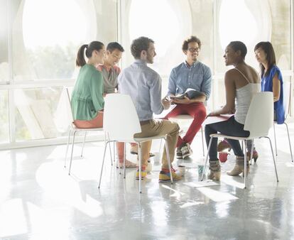 <p>Si la diversidad es rentable y las empresas persiguen la rentabilidad, que lleguemos a construir un entorno de verdadera diversidad (edad, sexos, razas, etcétera) solo puede ser una cuestión de tiempo. Lo contrario no tiene ninguna lógica empresarial y por lo tanto es insostenible.</p> <p>Utilizaré, para ponerlo en perspectiva, los datos de la “rentabilidad femenina”. Según el informe de PWC <em><a href="https://www.strategyand.pwc.com/media/file/Strategyand_Empowering-the-Third-Billion_Full-Report.pdf">Las mujeres y el mundo del trabajo</a></em>, citado por instituciones como el FMI, <a href="http://www.imf.org/external/pubs/ft/sdn/2013/sdn1310.pdf">la incorporación efectiva del talento femenino</a> al mercado laboral (cada vez más tecnológico) traería consigo un crecimiento para Estados Unidos del (nada despreciable) 5%, cifra que ascendería hasta el 9% para el caso de Japón, el 12% en Emiratos Árabes Unidos, llegando a alcanzar el 34% en países como Egipto. Seguir así no es rentable, no es eficiente y no es socialmente sostenible.</p>