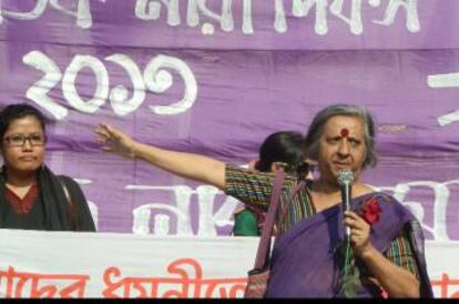 Khushi Kabir, activista feminista durante un discurso en Bangladés.