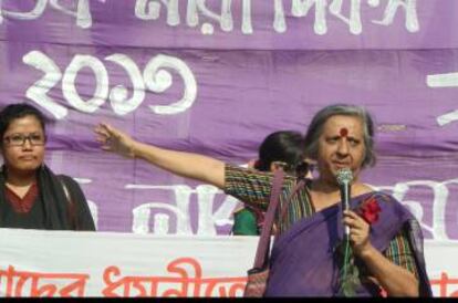 Khushi Kabir, activista feminista durante un discurso en Bangladés.