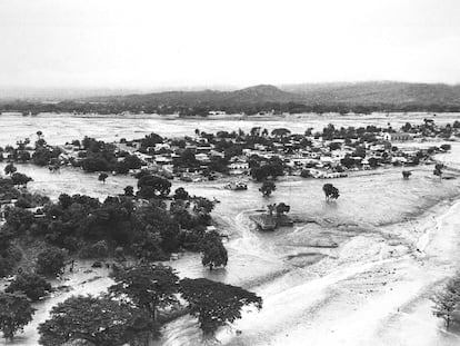 Vista aérea de Armero tras la erupción del volcán Nevado del Ruíz en 1985.