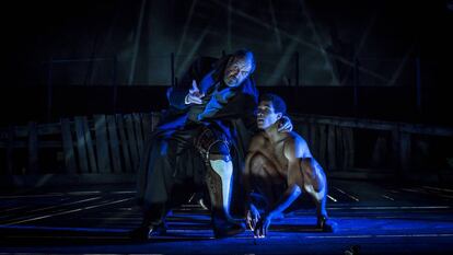Una escena de Moby Dick en la que Josep Maria Pou encarna al capitán Ahab.