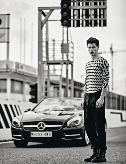 Jersey bicolor y botas de Emporio Armani, y pantalón holgado de Balenciaga. El coche es un Mercedes SL. Estilismo de Nono Vázquez.