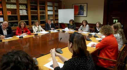 Reunión de la Mesa y portavoces de la Comisión de seguimiento y evaluación acuerdos Pacto de Estado Violencia Género. 