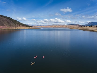 Vista aérea de la laguna del Huaypo, en Cusco, Perú.