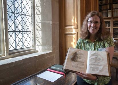 Emily Naish, archivista de la Catedral de Salisbury, sostiene en sus manos un libro de texto en latín publicado en 1684 que contiene un ratón aplastado en el siglo XIX por los estudiantes de la escuela de la Catedral, en Reino Unido.