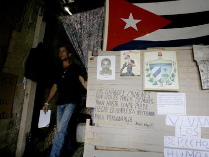 Un cubano llega al lugar donde se celebra una vigilia en memoria de Orlando Zapata en La Habana.
