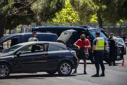 Un hombre se somete a un registro en un control policial en las inmediaciones de IFEMA, este lunes. Para este acto sin precedentes, la Policía Nacional ha intensificado el dispositivo integrando en el mismo la utilización de drones, UIP (Unidades de intervención Policial, agentes de subsuelo, y agentes caninos para la detección de explosivos. 
