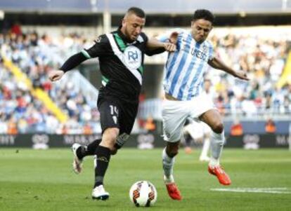 Weligton pugna por el balón con Ghilas
