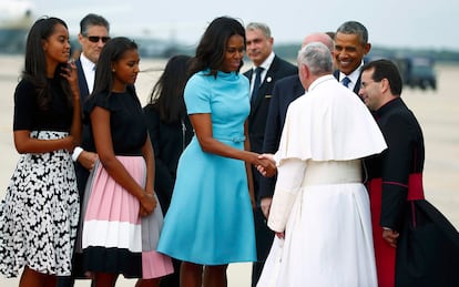 El castellano fue el idioma dominante entre los vítores que recibieron al Santo Padre. "Se nota, se siente, el Papa está presente" y "Francisco, Francisco", son algunos de los cánticos que le dedicaron a su llegada a EE UU. En la imagen, Michelle Obama saluda a Francisco, el 22 de septiembre de 2015.