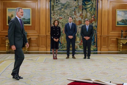 El Rey pasa delante junto al nuevo ministro de Economía, Carlos Cuerpo, la nueva vicepresidenta primera María Jesús Montero y el ministro de Transformación Digital, José Luis Escrivá, que asume las competencias de función pública.