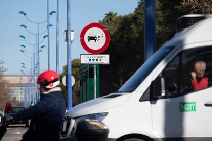 Señales de tráfico en la nueva zona de bajas emisiones de La Cartuja, en Sevilla. 
