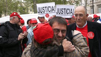 El secretari de programa de Podem, Juan Carlos Monedero, felicita una de les treballadores de Coca-Cola.