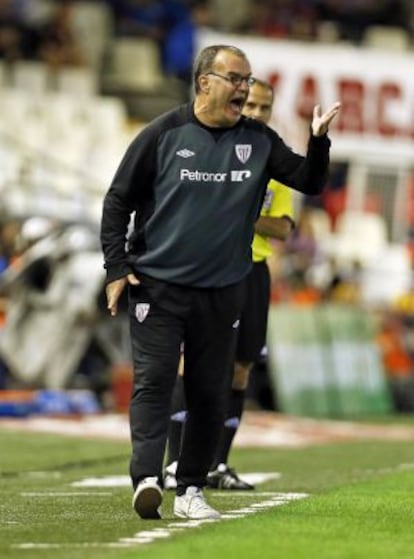 Marcelo Bielsa da instrucciones a sus jugadores durante el partido frente al Valencia