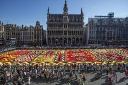 Vista general de una alfombra de flores que cubre la Grand Place de Bruselas (Bélgica) hoy, miércoles 15 de agosto de 2012. Este evento se celebra bianualmente y para la elaboración de la alfombra se utilizan miles de begoñas y los artistas tardan cuatro días en montarla.