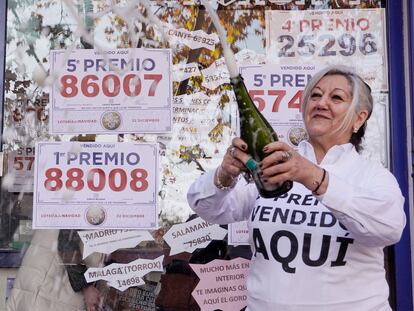 Belén Cima, propietaria de la administración número 14 de Valladolid celebra la venta de dos quintos premios y del primer premio del sorteo de lotería de Navidad en su establecimiento