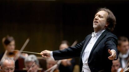 El maestro Riccardo Chailly dirigiendo un concierto sinfónico.