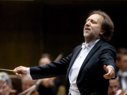 El maestro Riccardo Chailly dirigiendo un concierto sinfónico.