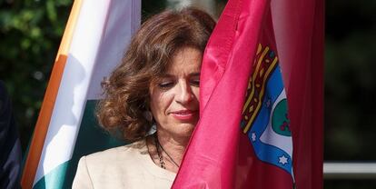 Botella, con una bandera con el escudo de Madrid.