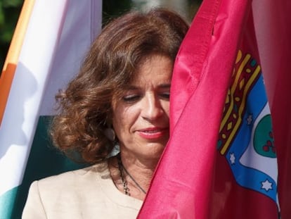 Botella, con una bandera con el escudo de Madrid.