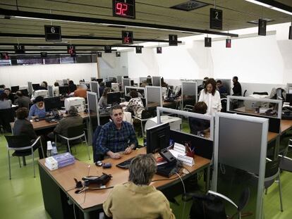 Contribuyentes en una oficina de Hacienda en Pamplona