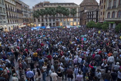 Integrantes del movimiento 15-M, concentrados ayer en la Plaza de la Constitución de Málaga donde se registró la mayor participación en las protestas convocadas.