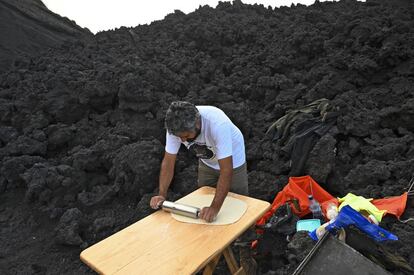 David García, un contador de 34 años, ha iniciado un particular negocio: vende pizza horneada al calor de la lava solidificada, lo que se ha convertido en un imán para turistas.