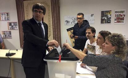 Carles Puigdemont vota para el referéndum este domingo en Cornellá de Terri, cerca de Girona.