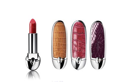 En la imagen, Rouge G de Guerlain nº 25, el superventas de la firma, y las nuevas carcasas personalizables Power Chic, Wild Jungle y Hype Purple.