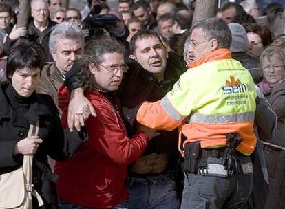 Abatidos familiares y amigos de los menores fallecidos en Sant Boi, ayer en su funeral, al que asistieron más de 2.000 personas.