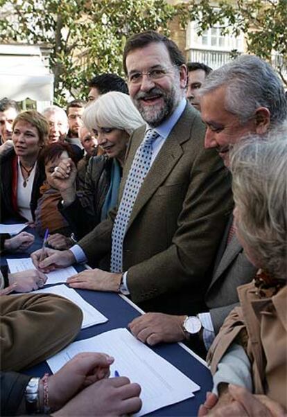 Teófila Martínez, Mariano Rajoy y Javier Arenas, ayer en Cádiz.