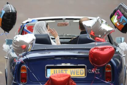 Los duques de Cambridge a la salida de su boda.