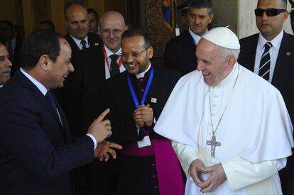 El presidente egipcio Abdel Fattah Al Sisi recibe al papa Francisco, a su llegada al palacio presidencial de El Cairo (Egipto). El papa ha llegado hoy a Egipto para una visita de dos días en la que participará en una conferencia internacional para la paz con líderes musulmanes con el fin de enviar un mensaje de reconciliación entre las religiones.