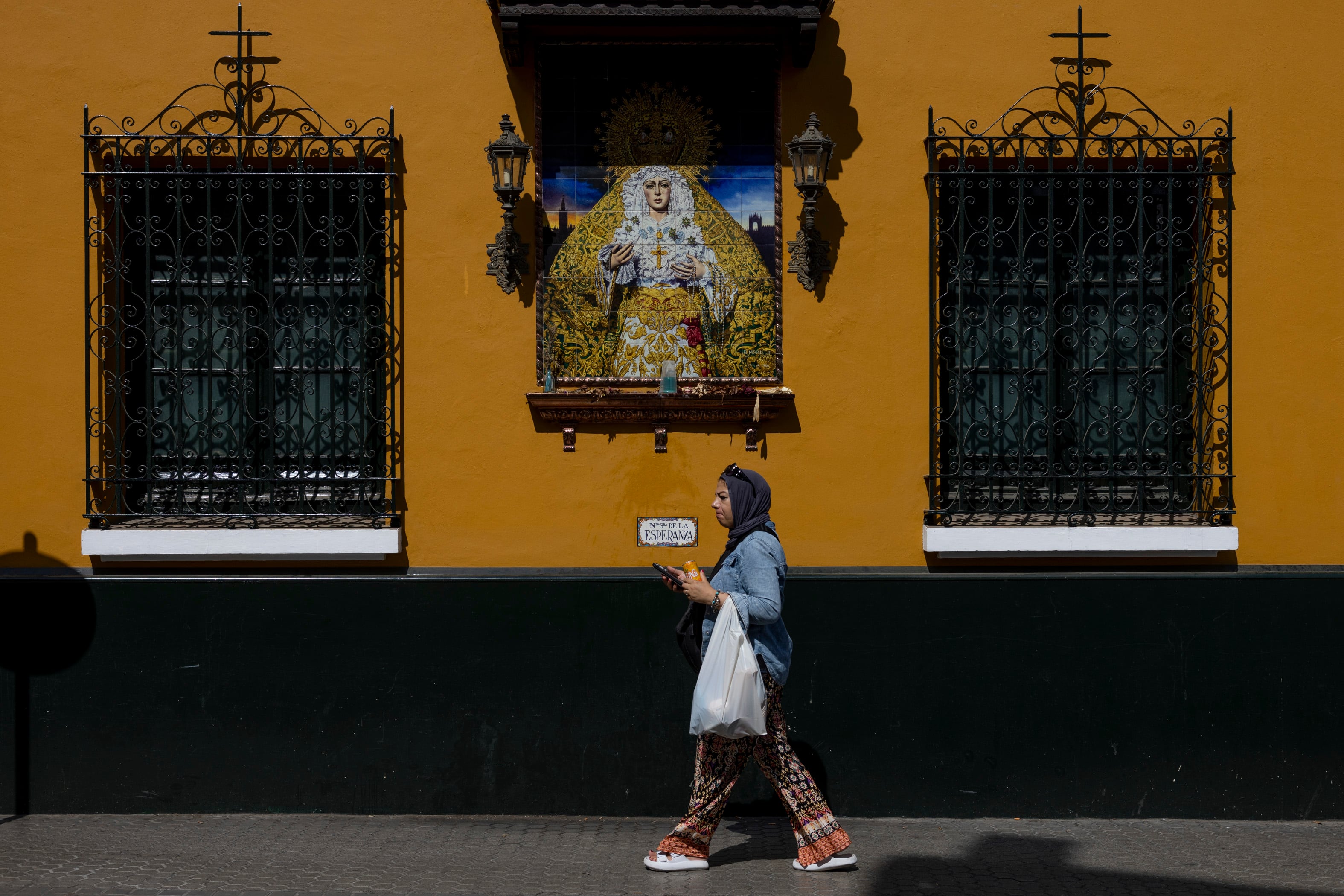 Mosaico de azulejos con la Virgen de la Macarena, en la calle San Luis de Sevilla.