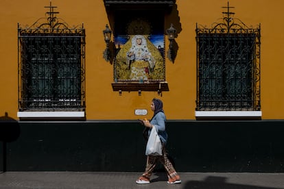 Mosaico de azulejos con la Virgen de la Macarena, en la calle San Luis de Sevilla.