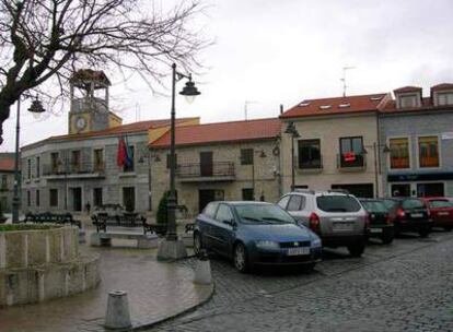 Vehículos estacionados en el municipio de Moralzarzal.