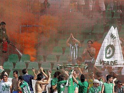 Seguidores béticos encienden bengalas en uno de los fondos.