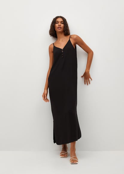 Este vestido negro de silueta fluida y con botones es perfecto para las que buscan prendas versátiles, fáciles de llevar y con la dosis exacta de sofisticación. Es de Mango y cuesta 29,99 €.