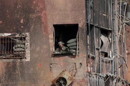 Un francotirador israelí apunta al fotógrafo desde un edificio en Salah al Din, en el centro de la franja de Gaza, el 26 de noviembre de 2023. 