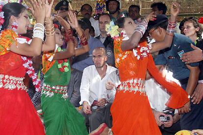 El fútbolista francés Zinedine Zidane  y el Nobel de la Paz 2006, el bengalí Muhammad Yunus, asistieron a la actuación de un grupo de danza organizado por el Banco Grameen en Mojlishpur, Gazipur, a 35 kilómetros de la capital Dacca.