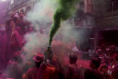 Estudiantes de la Universidad Guru Nanak Dev celebran el Holi en Amritsar (India).