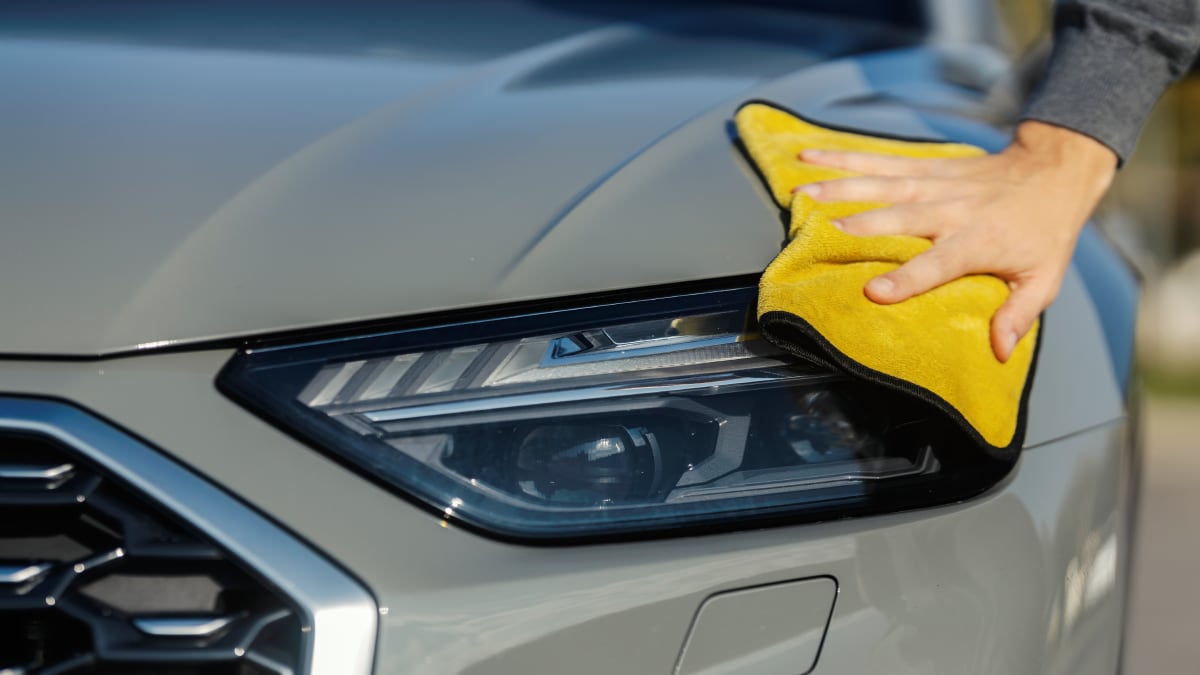 Cómo pulir los faros opacos del coche con el kit superventas de Amazon por menos de 20 euros