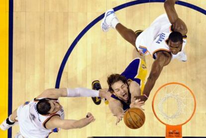 Pau Gasol anota la canasta decisoria pese a la oposición de Nick Collison (a la izquierda) y Serge Ibaka.