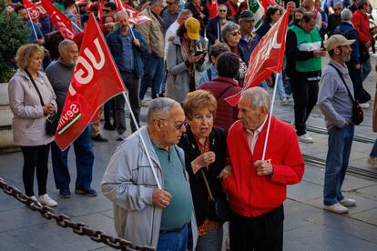 Tres mayores conversando, de entre los miles de asistentes que se han manifestado por las calles del centro histórico de Sevilla.